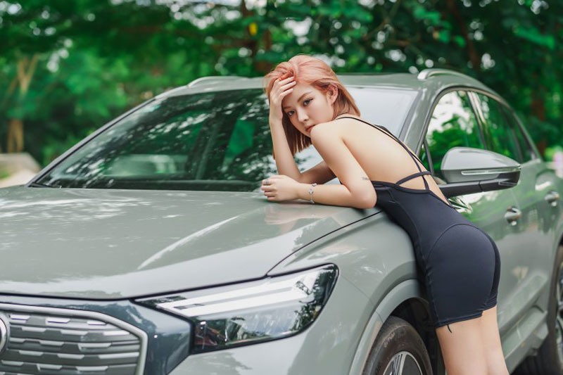 Thân hình gợi cảm của mỹ nữ tóc vàng bên xe Audi Q4
