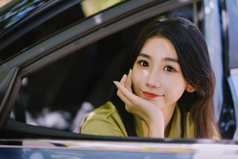 Mỹ nhân khoe nhan sắc vạn người mê bên xe Hyundai Elantra