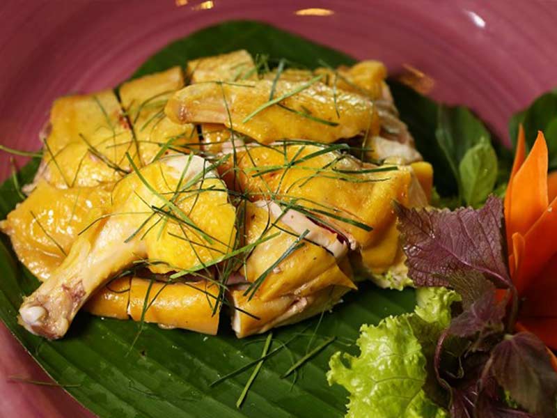 Cách làm gà hấp lá chanh muối hột thơm ngon chuẩn vị