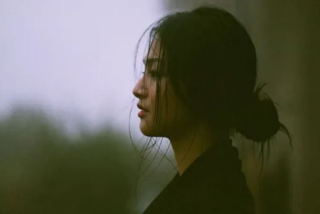 Đang tìm giúp việc thì chồng xung phong ở nhà nội trợ, tôi cảm thấy khó hiểu cho tới ngày gặp đồng nghiệp của anh thì mới biết sự thật ngỡ ngàng