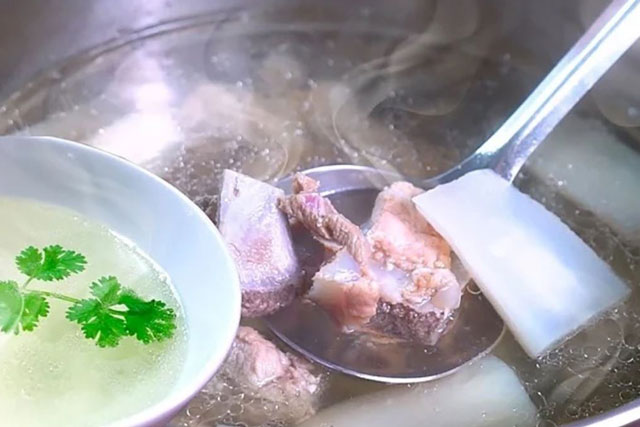 Canh xương bị nổi bọt mất ngon: Thêm thứ này vào nước trong vắt, ngọt đậm lại nhanh nhừ