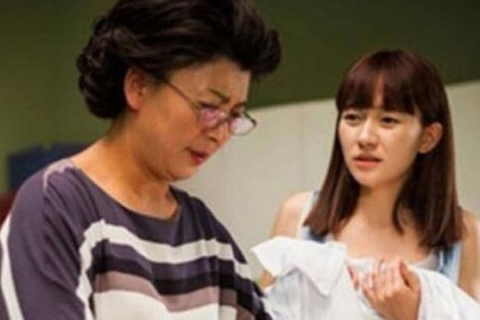 Mẹ chồng bắt con dâu mang quần áo cũ của mình về cho mẹ ruột mặc, một câu nói của chồng khiến người vợ bật khóc