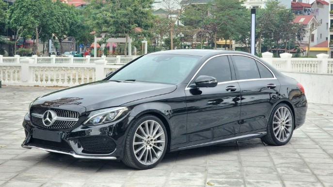 Bất ngờ giá bán lại của Mercedes-Benz C 300 AMG cũ sau 7 năm lăn bánh