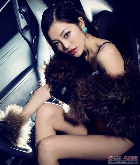 Huyền bí sắc đen bên xế hộp ảnh 1