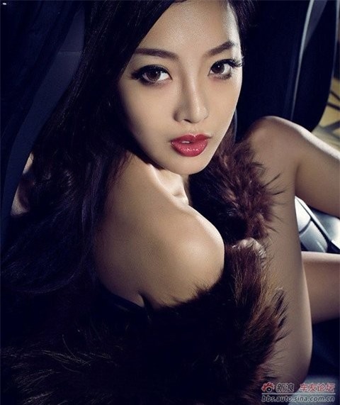 Huyền bí sắc đen bên xế hộp ảnh 3