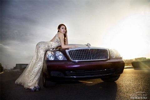 Mỹ nhân kiêu sa bên 'xế xịn' Maybach ảnh 2