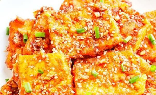 Đậu phụ rán lúc nào cũng dính chảo? Hướng dẫn các bạn 3 kỹ năng để món đậu phụ hoàn thành đẹp mắt, mềm và không dễ vỡ