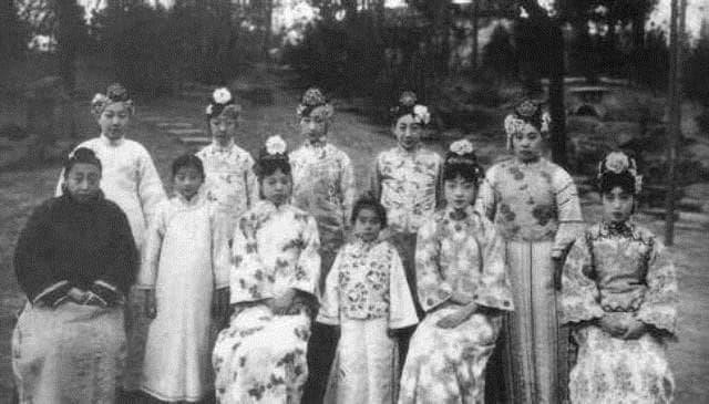 Hậu cung mỗi ngày chỉ được phát 12 lạng thịt, vì không được về thăm nhà nên mỗi phi tần phải chuẩn bị thứ này để sống qua ngày cho đỡ chán