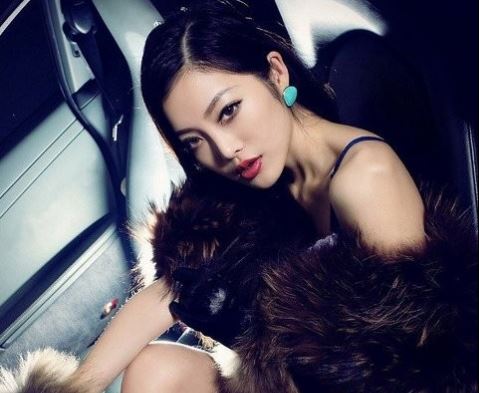 Mỹ nhân diện váy sắc đen huyền bí khoe dáng bên xế hộp