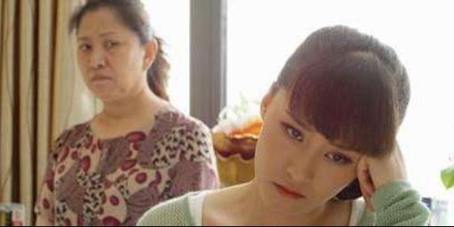 Cưới nhau được 1 năm, tôi vô tình nghe được cuộc nói chuyện giữa mẹ chồng và em chồng nên đã lén đổi mật khẩu thẻ ngân hàng