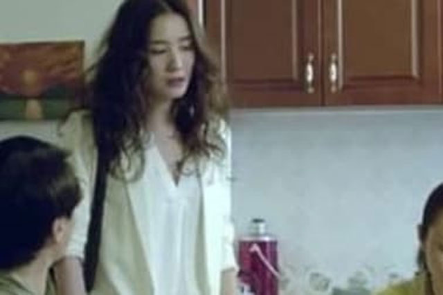 Lần đầu tiên tôi nhìn thấy mẹ chồng tương lai của mình, bà đã đưa cho tôi một phong bao đỏ nhưng bạn trai tôi không nói gì, tôi đã ném tiền vào mặt anh ta