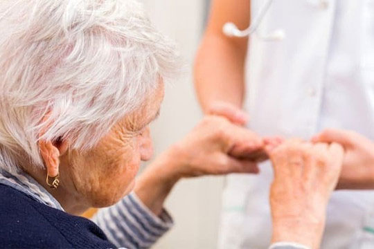 Bị các anh chị đùn trách nhiệm chăm mẹ già, bất ngờ vợ tôi đã có hành động khiến mọi người đều sốc