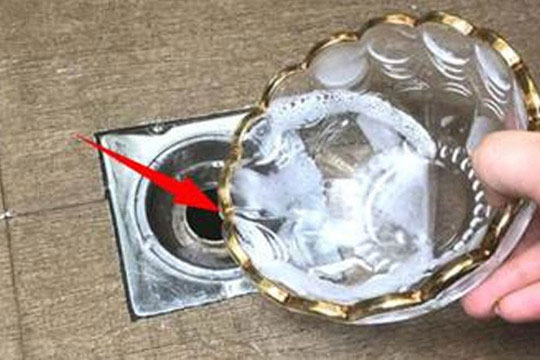 Có mùi hôi bốc ra từ cống không? Đổ một chậu nước vào đường ống, cống sẽ sạch và không còn mùi hôi