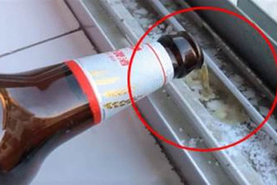Đổ bia lên khoảng trống của bệ cửa sổ, hiệu quả tuyệt vời, cứ 10 người thì có 9 người không biết phải làm sao, giải quyết được nỗi phiền muộn của nhiều người