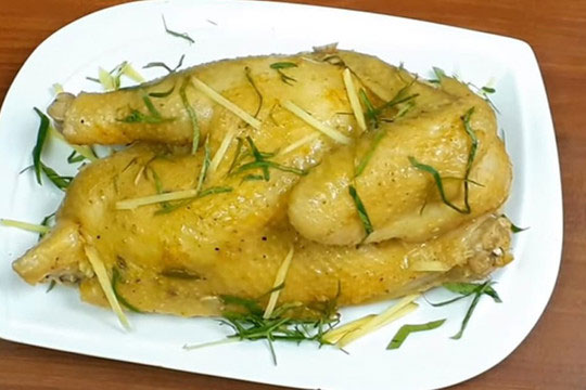Gà luộc kiểu thông thường ăn mãi cũng chán, làm gà hấp gừng theo cách này 'ngon quên lối về'