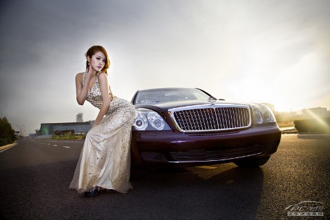 Mỹ nhân kiêu sa bên 'xế xịn' Maybach