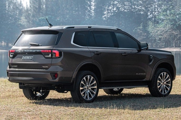 Ford Everest rục rịch ra mắt phiên bản mới thiết kế đẹp hơn Santa Fe, động cơ ‘nuốt chửng’ Fortuner