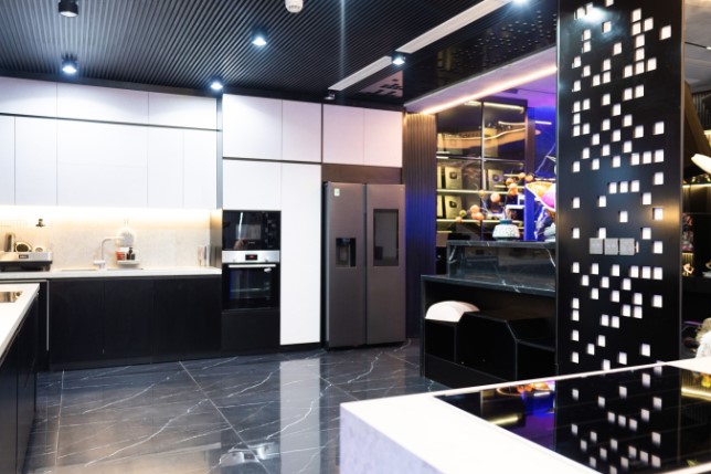 Hội đại gia sống trong penthouse "flex" căn bếp "mùi tiền": Người sở hữu tủ lạnh 500 triệu, người thiết kế hệ thống đèn như khách sạn xa hoa