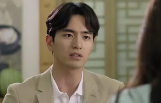 Đi du lịch cùng công ty về thì thấy nhà đã thay khóa cửa, tôi ngồi chờ tới 9 giờ tối chồng mới về, không ngờ vừa mở cửa, anh đã nổi giận đùng đùng