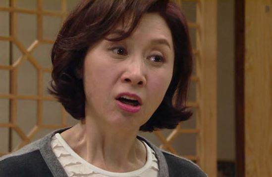 Chồng tương lai hất hàm về phía vợ: 'Có bầu trước, nhà nghèo rớt còn đòi hỏi gì', ông bố thay con gái trị gã thực dụng một bài học nhớ đời