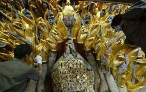 Khi các công nhân sửa chữa bức tượng Phật Bà Quan Âm 800 năm tuổi, họ đã vô tình kích hoạt cơ chế và phát hiện ra điều bất ngờ