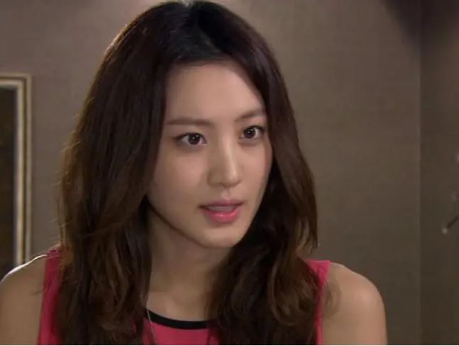 Ở cùng một dãy mà không hiểu sao nhà hàng xóm rất hay mất nước, một lần tôi lén theo chồng đi sửa đường ống mới cay đắng vì sự thật