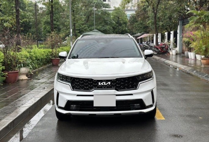 Lăn bánh 12.000 km, Kia Sorento 2023 xuống giá khó tin trên sàn xe cũ
