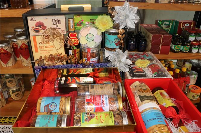 Các làng nghề truyền thống tăng công suất làm hàng Tết