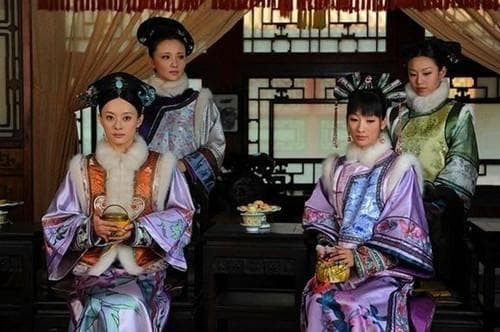 Phi tử này 13 tuổi vào cung, ngoài 50 tuổi vẫn được sủng ái vô cùng nhưng sau khi con trai đăng cơ không lâu thì qua đời một cách ly kỳ