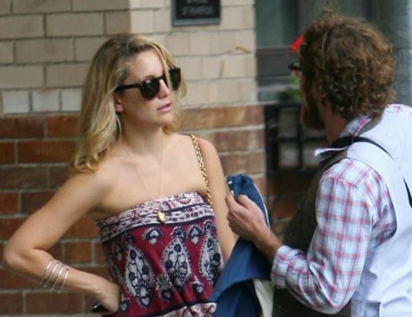 Bỏ kính râm khi nói chuyện, vỗ tay đúng cách và loạt quy tắc ứng xử lịch sự mà ai cũng nên biết