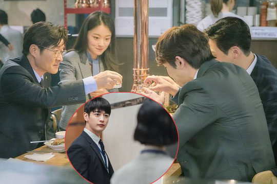 Đồng nghiệp cố tình đặt bàn tại nhà hàng nơi tôi làm lau dọn, nhưng câu nói của chồng đã khiến tất cả phải câm nín