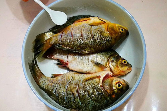 'Kẻ thù không đội trời chung' của tanh đó chính là hành và gừng, thêm một chút thứ này khi nấu cá, cá chín mềm và không còn mùi tanh