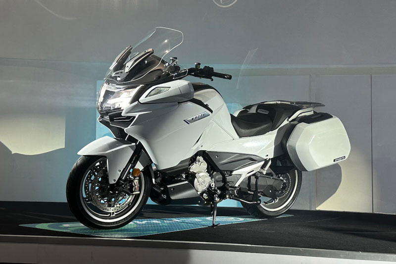 Môtô 1.250 phân khối, cạnh tranh với Suzuki GSX-S1000 GT và BMW R1250RT