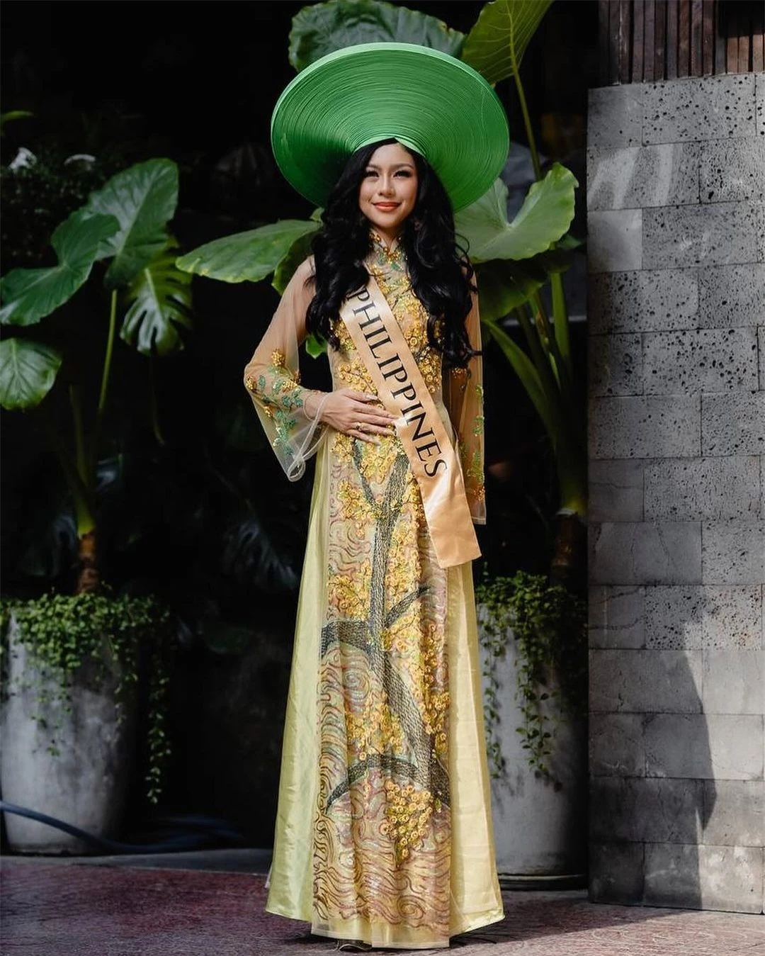 Người đẹp mồ côi từ khi 3 tuổi sang Việt Nam thi hoa hậu ảnh 1