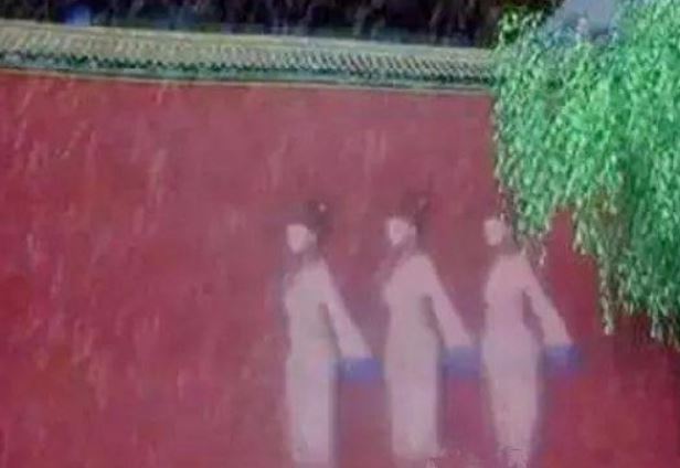 Giải mã bí ẩn 'bóng ma 5 cung nữ' trên bức tường đỏ của Tử Cấm Thành năm 1992 khiến ai nấy 'dựng tóc gáy'