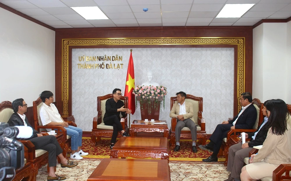 Ông Nguyễn Văn Sơn - Phó Chủ tịch UBND TP Đà Lạt (bên phải), tiếp và làm việc với đoàn để lắng nghe về dự án.