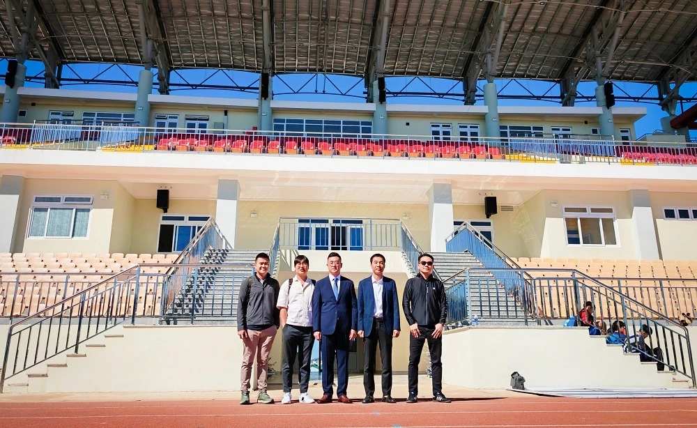 Đoàn khảo sát sân vận động Đà Lạt - nơi dự kiến diễn ra sự kiện.