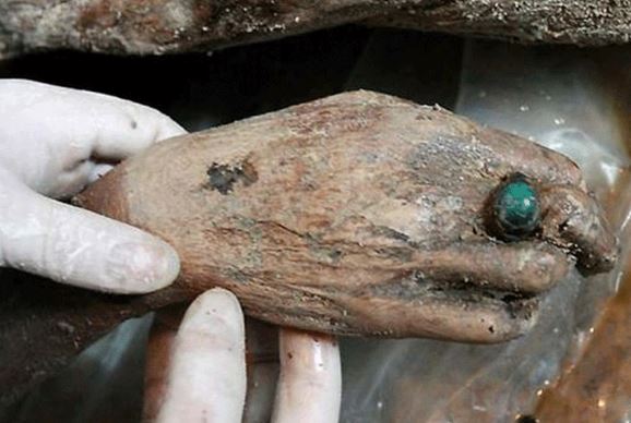 Phát hiện thi thể cặp đôi nam nữ khoảng 500 năm phần da dẻ vẫn đàn hồi, còn nguyên vẹn móng tay