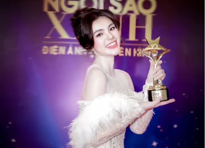 Quá khứ không ai mời chụp ảnh, giờ sao nhí Mùi Ngò Gai đẹp khó cưỡng, sự nghiệp nâng tầm