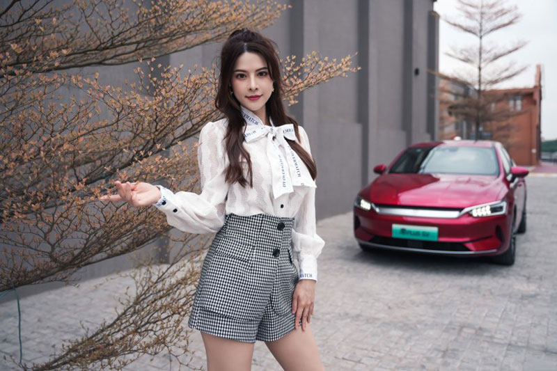 Hot girl khoe nhan sắc không tì vết bên xe hơi