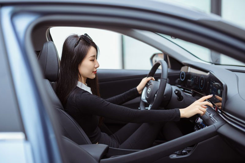 Vẻ đẹp tuyệt mỹ của hot girl bên xe Hyundai Elantra