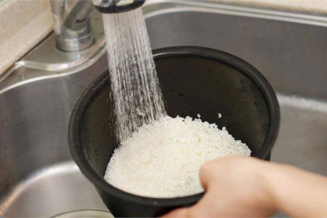 Khi nấu cơm, nhiều người làm sai ở bước đầu tiên, thảo nào cơm không có vị ngọt chút nào