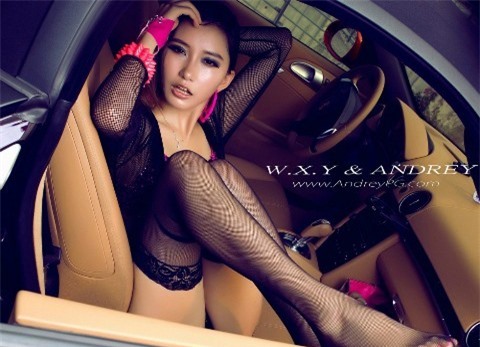 Sắc hồng quyến rũ bên xế sang Porsche ảnh 11