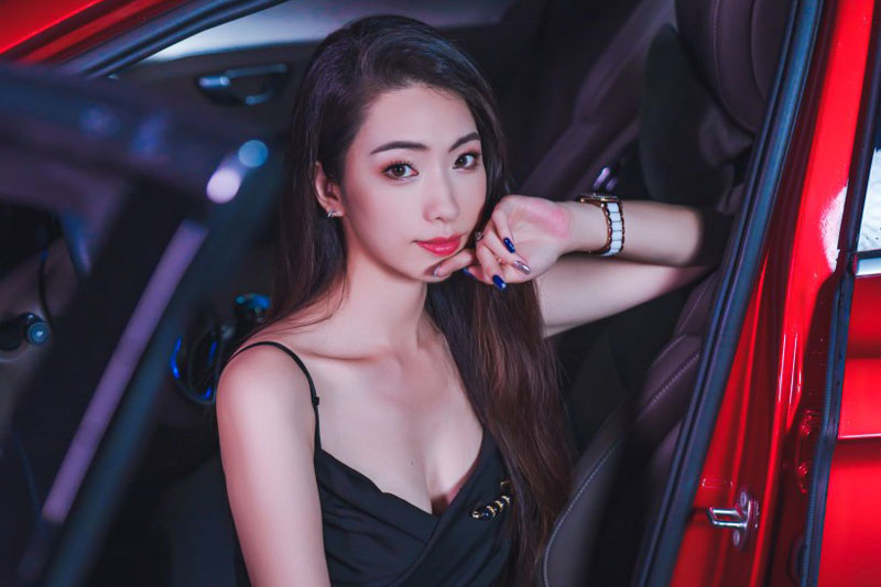 ‘Thiên thần sắc đẹp’ khoe dáng bên xe hơi