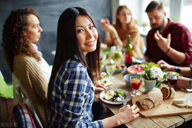 Điểm danh 6 nghi thức ăn uống kỳ lạ trên thế giới: một số ăn tối muộn, một số đánh rắm sau bữa ăn để bày tỏ sự hài lòng