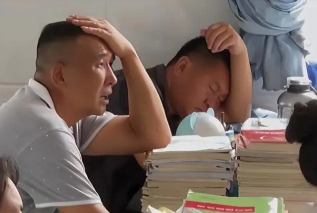 Đi họp phụ huynh cho con, ông bố bỗng nổi tiếng khắp mạng xã hội: Chăm chỉ cả năm không ai thấy, một lần ngủ gật cả nước hay!