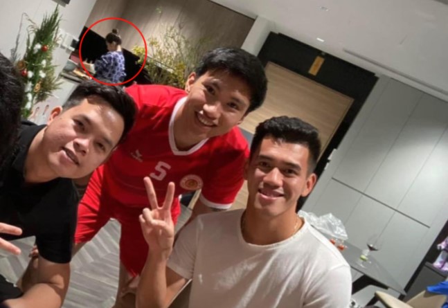 Đoàn Văn Hậu mời Tiến Linh, Quế Ngọc Hải đến chơi nhà, nhìn ảnh đoán Doãn Hải My đảm đang thế nào