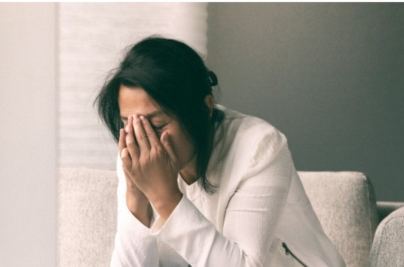 Thu dọn di vật của chồng quá cố, người vợ choáng váng khi biết bí mật của bạn đời