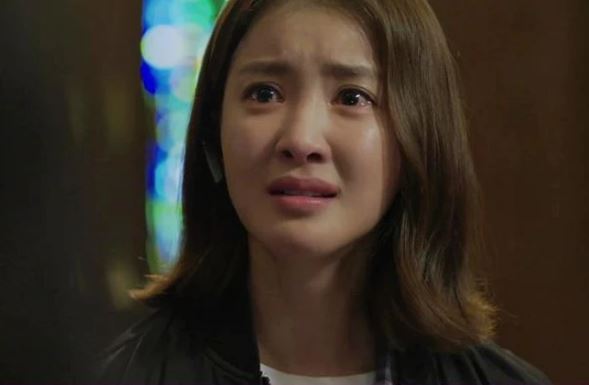 Tới giờ hẹn đi thử váy cưới mà không thấy chồng tương lai đâu, gọi điện, nhắn tin không được, tới tận nhà thì sửng sốt với cảnh tượng trong phòng tắm