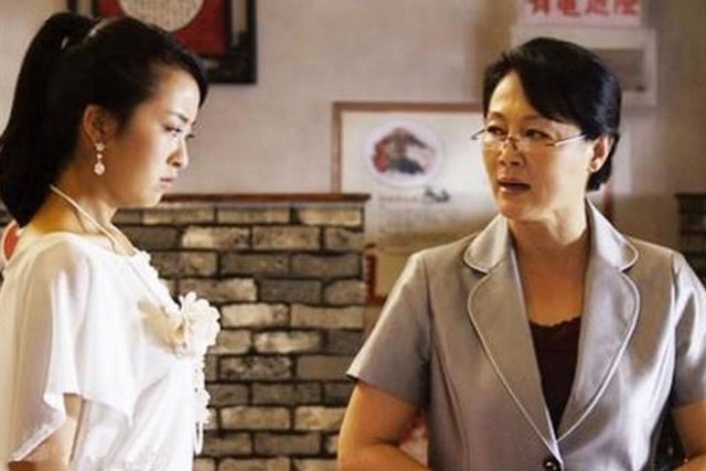 Phàn nàn chuyện chồng không chăm sóc mẹ vợ nằm viện với mẹ chồng, phản ứng của bà khiến hai vợ chồng tôi đứng hình